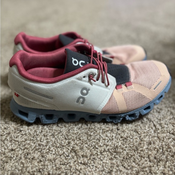 On cloud sneakers - Picture 2 of 4